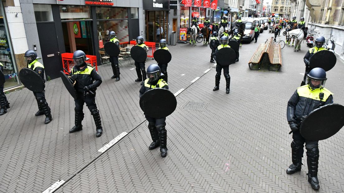 ME in de binnenstad van Den Haag om demonstranten tegen te houden