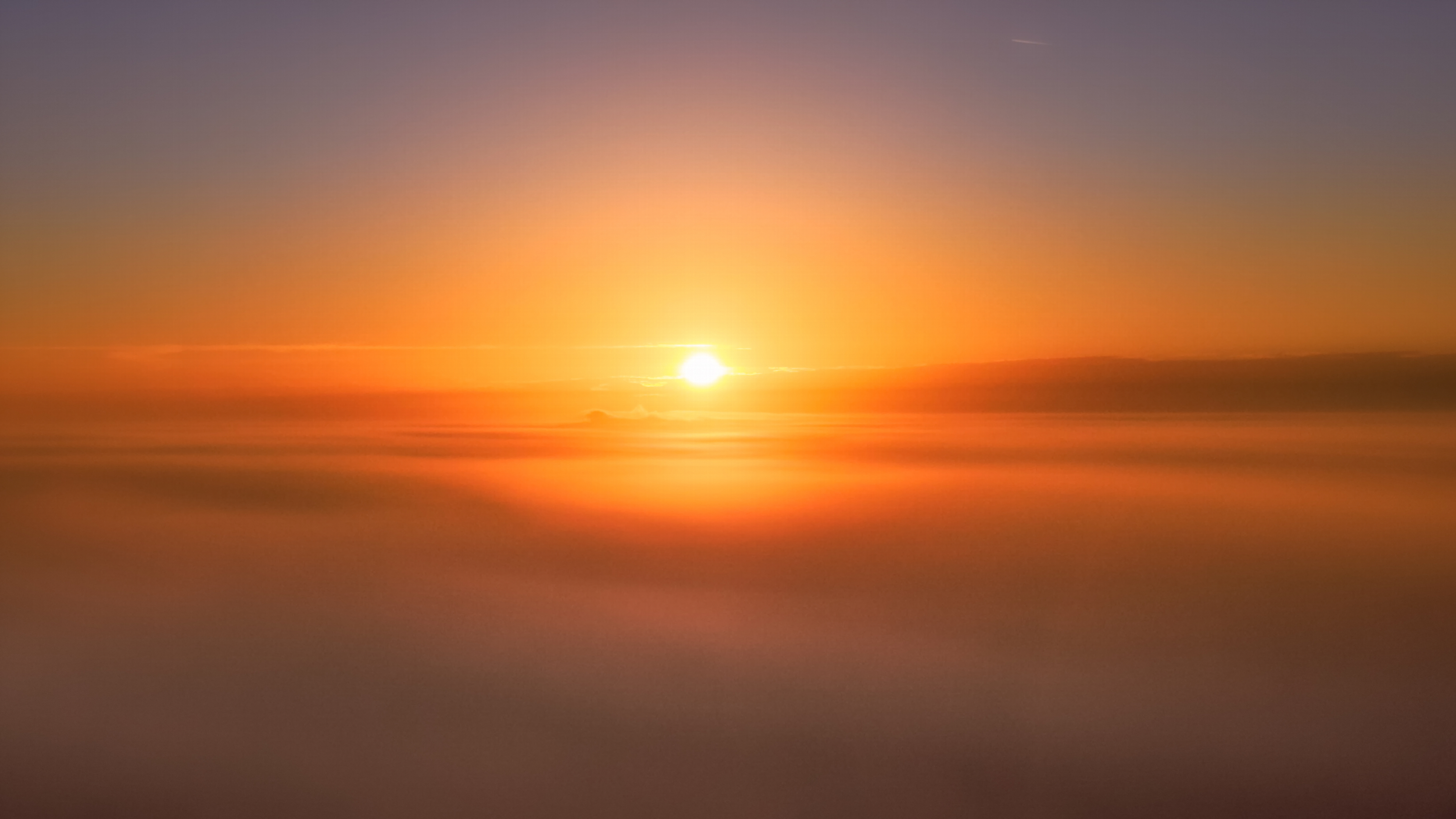 De ochtendzon prikt door de mist bij Sleen