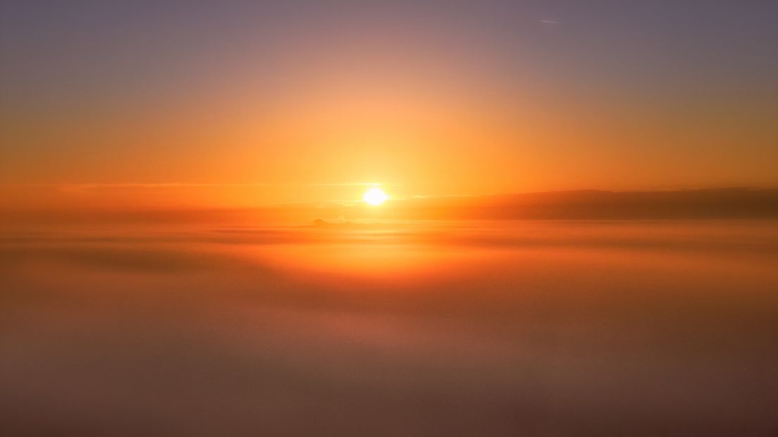 De ochtendzon prikt door de mist bij Sleen