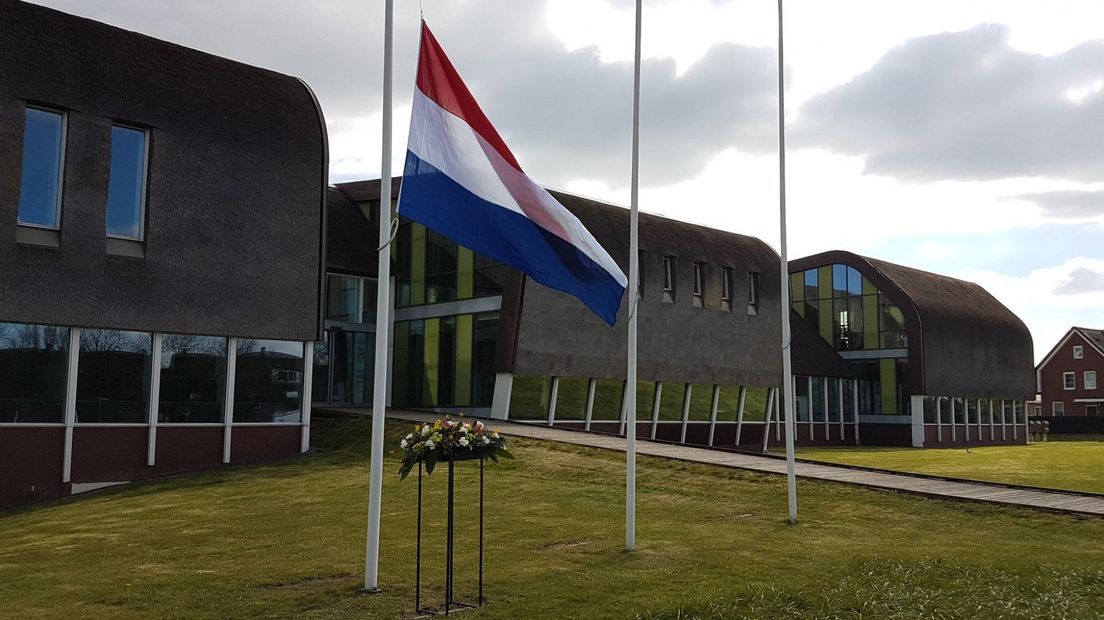De vlag hangt halfstok bij het gemeentehuis van Midden-Delfland