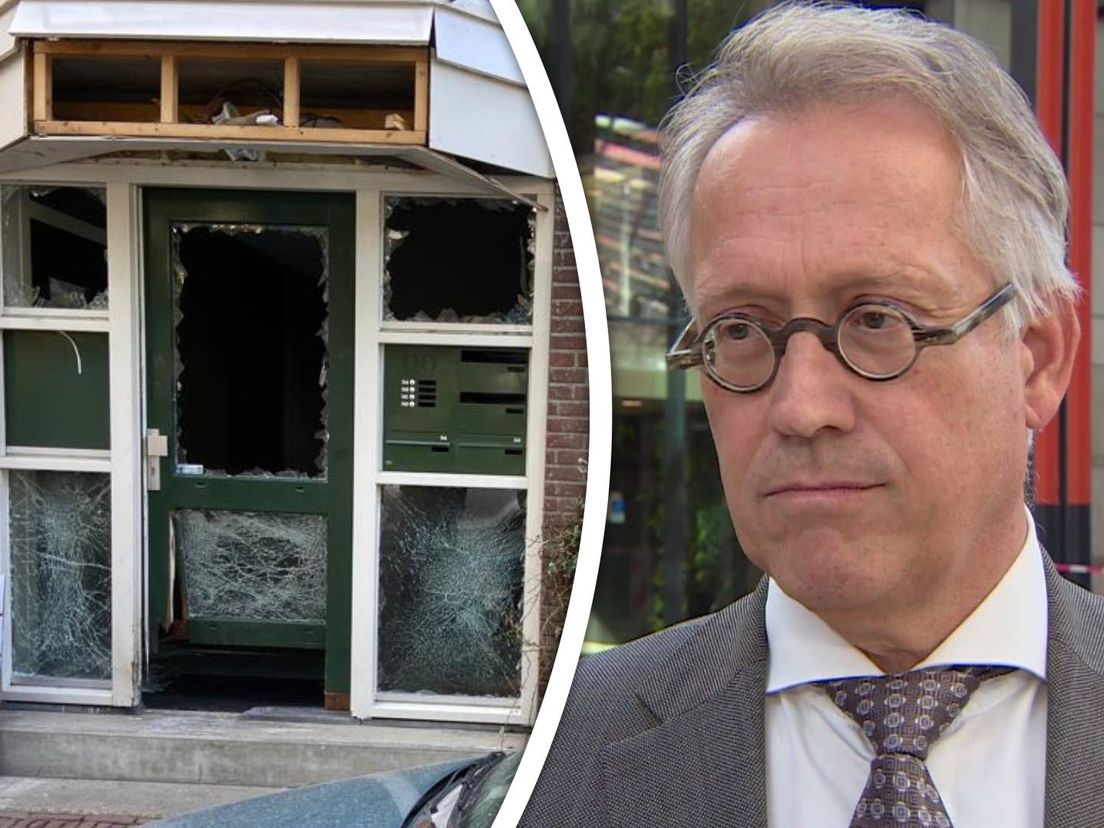 Foto van schade door aanslag met explosief en de hoogste baas van het OM in Rotterdam Hugo Hillenaar