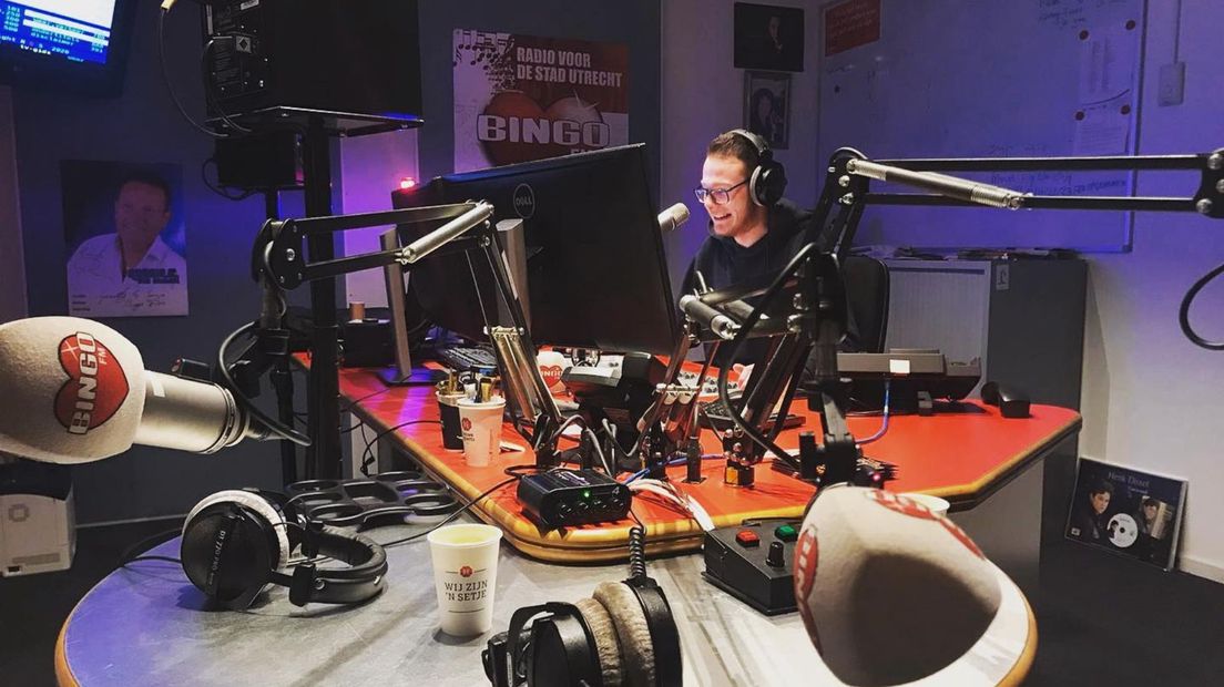 Dj Thijs Nagtegaal in de studio van Bingo FM