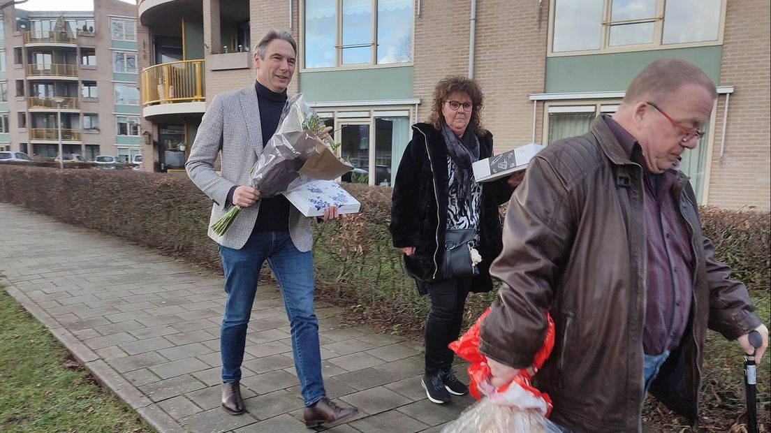 FNV-voorzitter Tuur Elzinga (l) heeft donderdagmiddag het langstzittende lid van de vakbond verrast