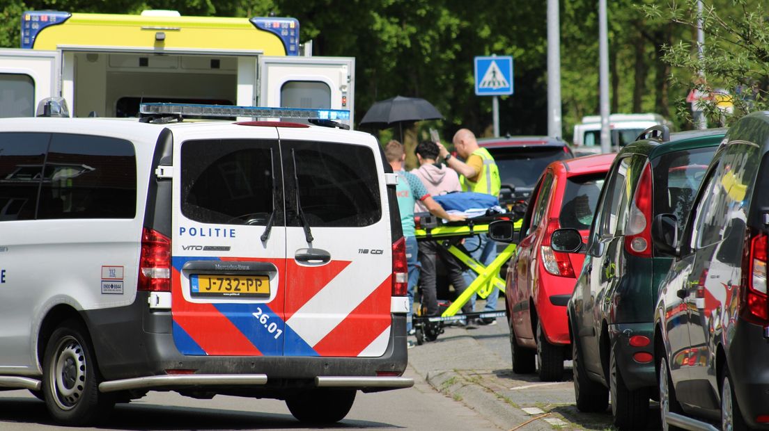 De politie heeft de Prinsesseweg in Groningen afgezet zodat ambulancemedewerkers hulp kunnen verlenen