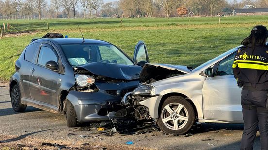 Veel schade na frontale botsing