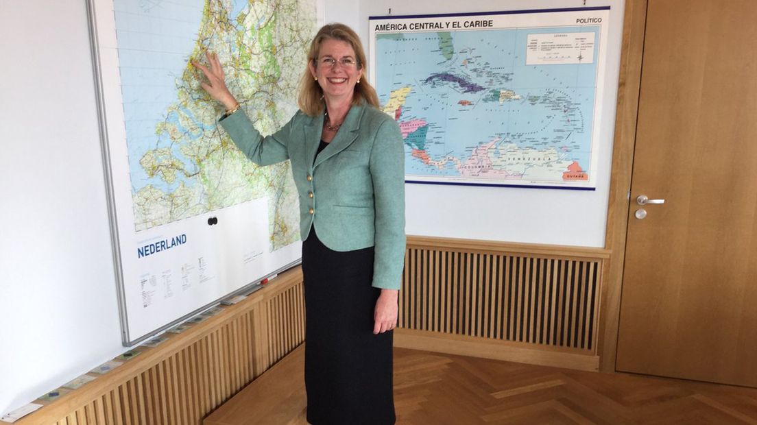 Pauline Krikke wijst Den Haag aan.