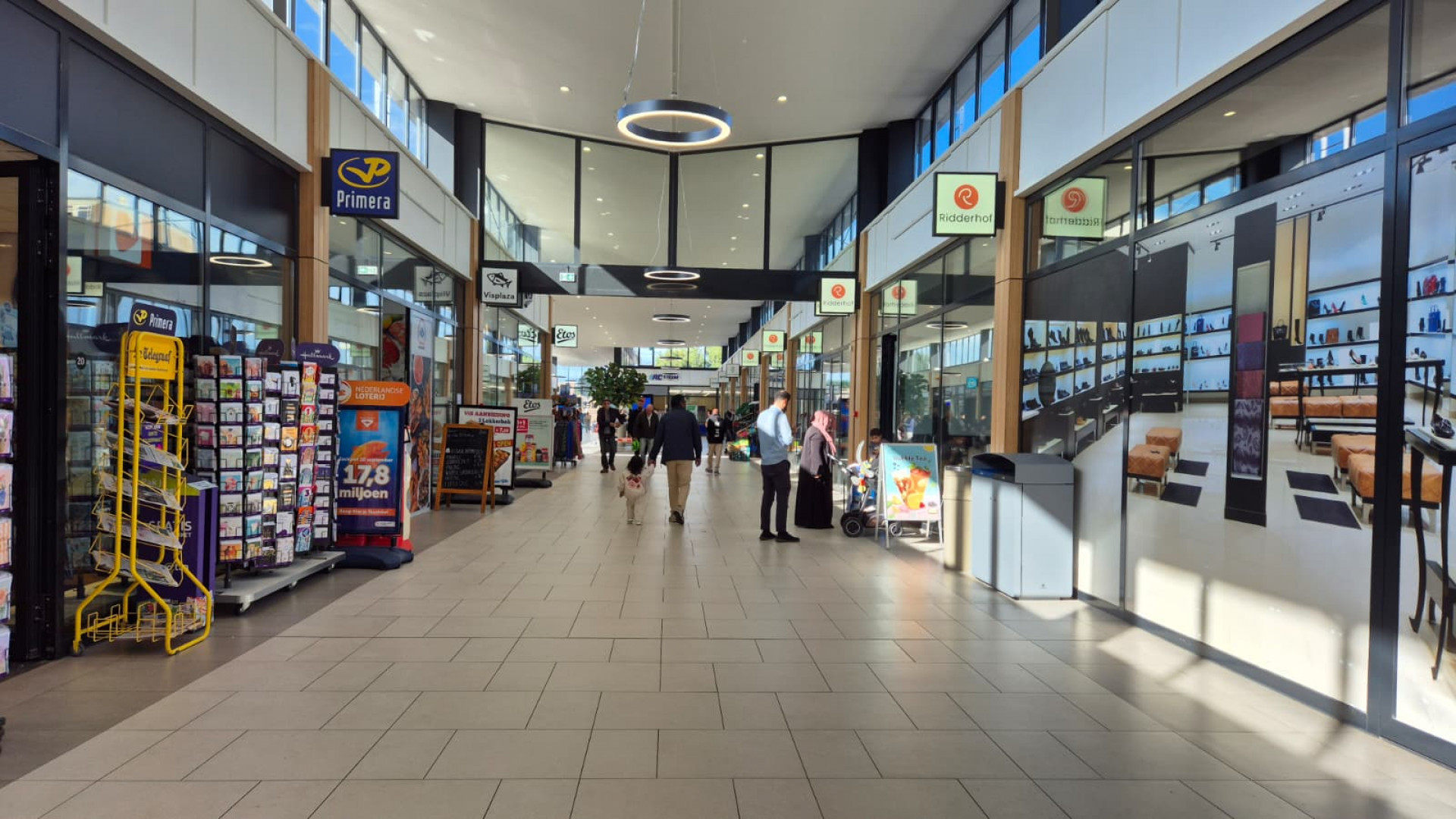 Zo ziet na drie jaar verbouwen het vernieuwde winkelcentrum De Ridderhof eruit