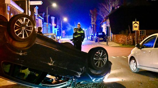 Auto over de kop bij ongeluk Leerbroek | Mogelijke explosie in Baarn. Auto over de kop bij ongeluk Leerbroek | Mogelijke explosie in Baarn.