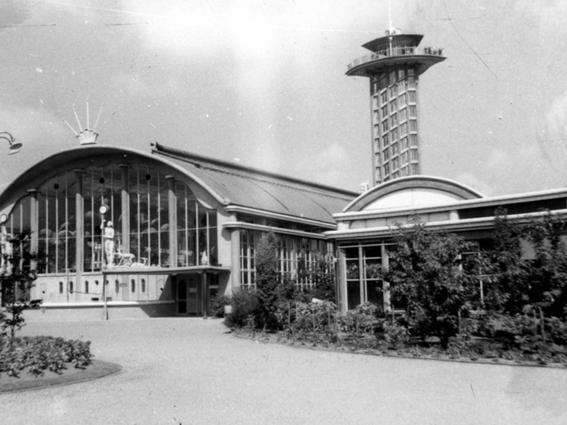 1946: Rivièrahal met uitkijktoren. Bron: Lex de Herder/Stadsarchief Rotterdam