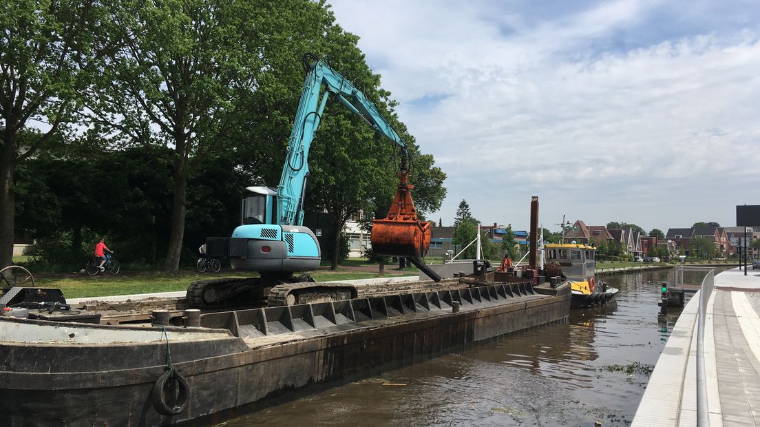 Een baggerschip maakt de bodem van Het Kanaal schoon (Rechten: RTV Drenthe/Margriet Benak)
