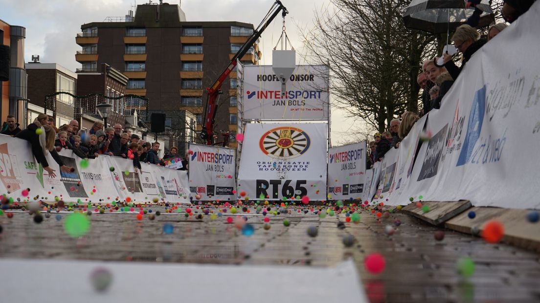 Tienduizend stuiterballen stuiteren door de straat (Rechten: Kim Stellingwerf / RTV Drenthe)