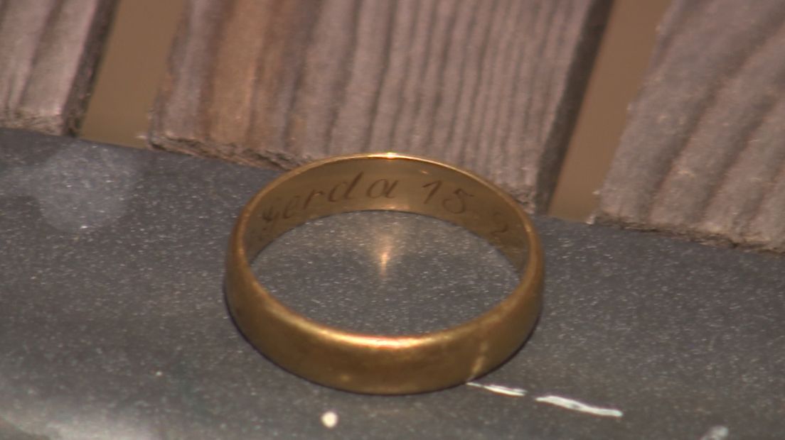 Hij beseft eigenlijk nog niet wat hem overkomen is. Hans Luijmes uit Aalten raakte zo'n 38 jaar geleden zijn trouwring kwijt en beschouwde het sieraad als verloren. Tot zondagavond, toen de ring 'ineens' in de tuin lag.