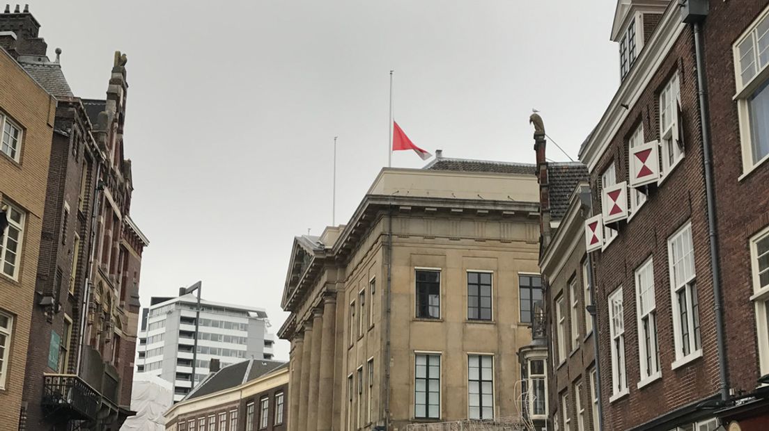 De vlag van de gemeente hangt halfstok.