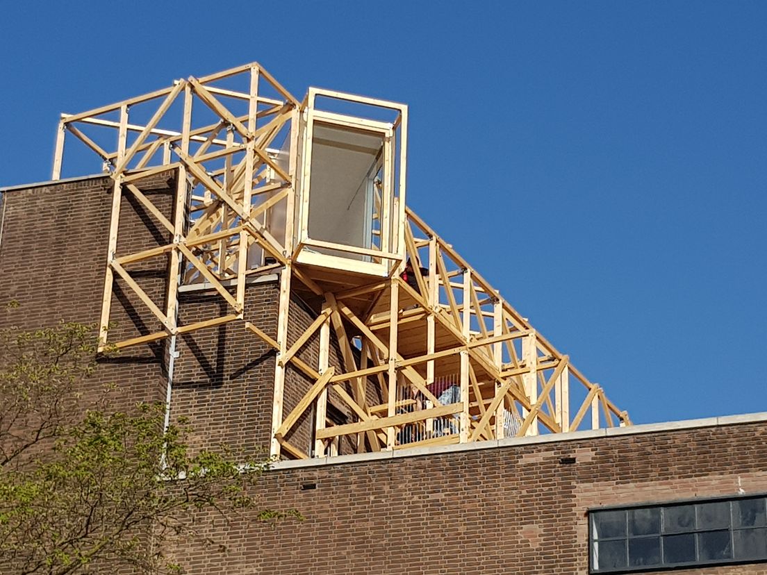 Het houten bouwsel met het over de stad uitkijkende raam