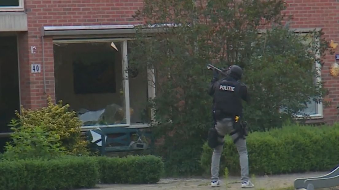 Een arrestatieteam probeert een verwarde man in Noordscheschut uit zijn woning te halen (archieffoto RTV Drenthe)