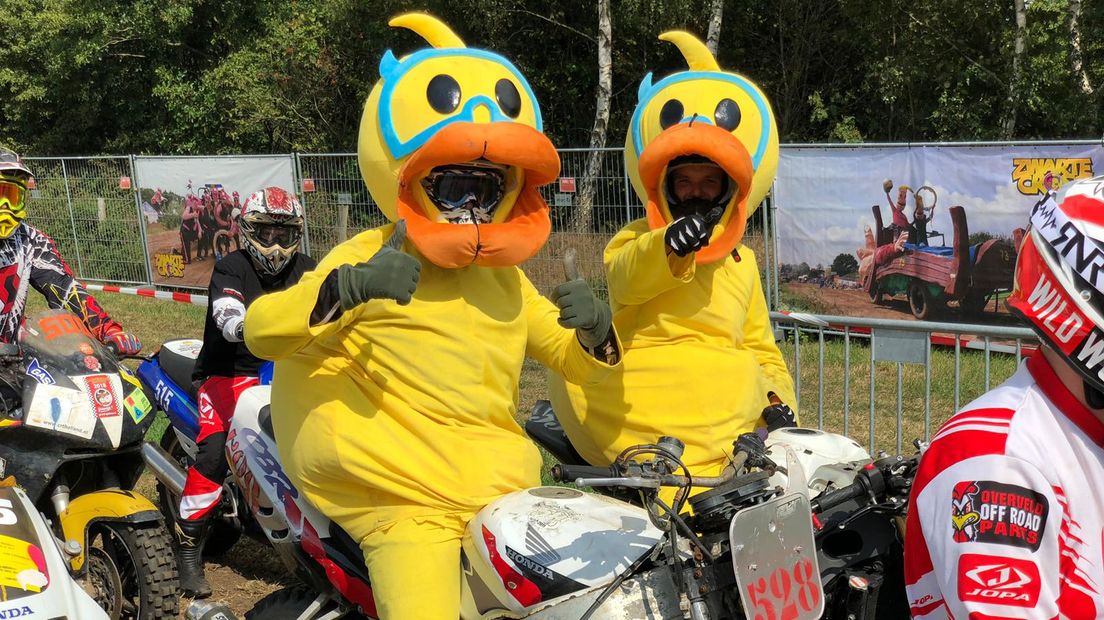 Dag twee van de Zwarte Cross. Een dag met een zwarte rand door het overlijden van een 18-jarige bezoeker aan het festival. Er was daarnaast, op feestgebied, het nodige te doen. Hieronder kun je alle hoogtepunten van vandaag terugkijken in ons blog.