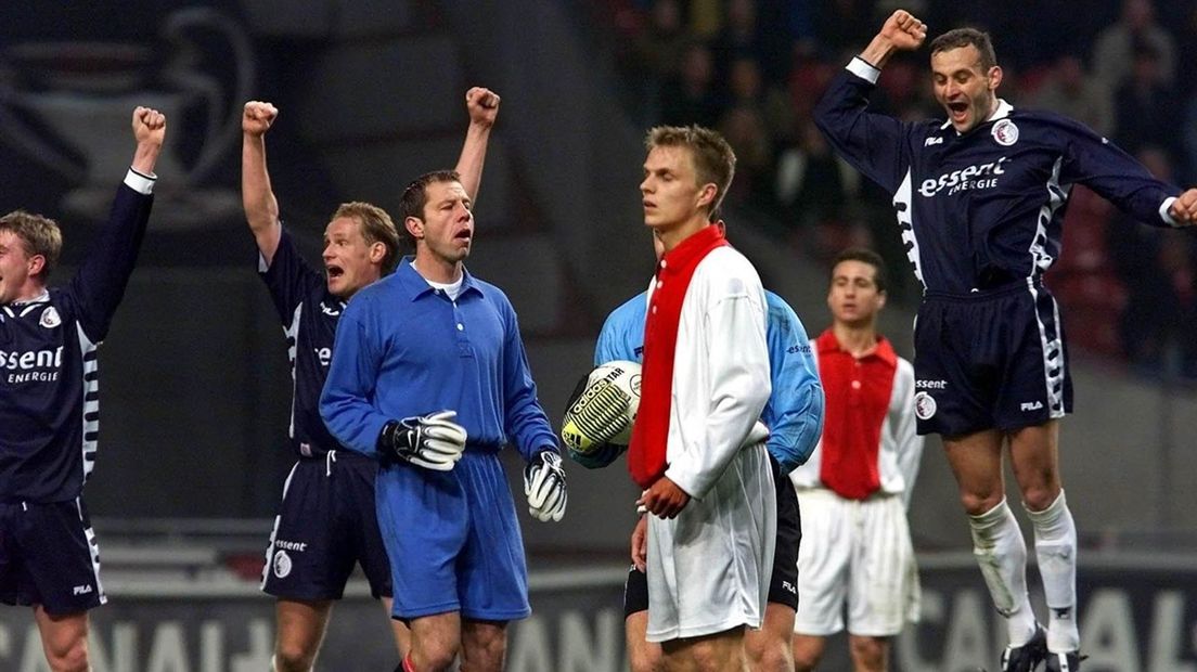FC Twente won drie keer een competitiewedstrijd in Amsterdam. Jeroen Heubach, André Karnebeek en Spira Grujic vieren de zege van 2000.