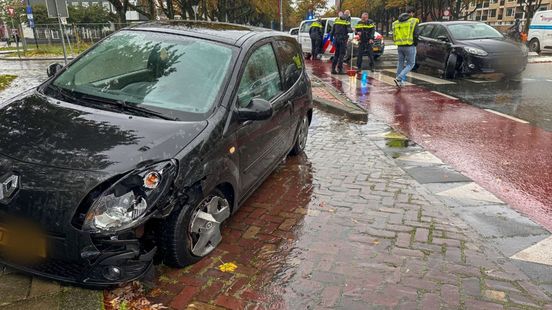 112 Nieuws: Veel schade bij botsing tussen autos in Enschede. 112 Nieuws: Veel schade bij botsing tussen autos in Enschede.