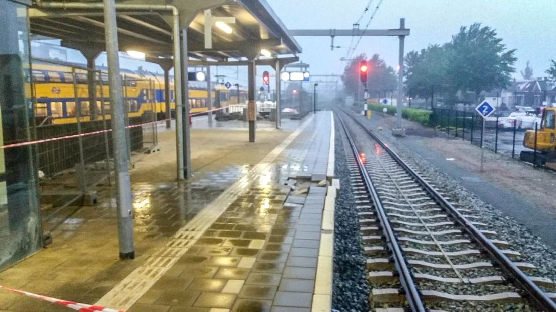 Schade aan een perron op het vernieuwde station (Rechten: Persbureau Meter)