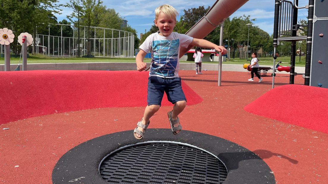 De trampolines van de speeltuin zijn afvoerputten voor het water