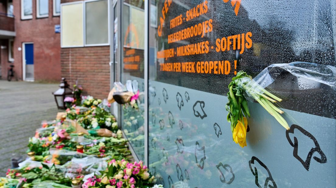 Bloemen bij de cafetaria van de doodgestoken Wei