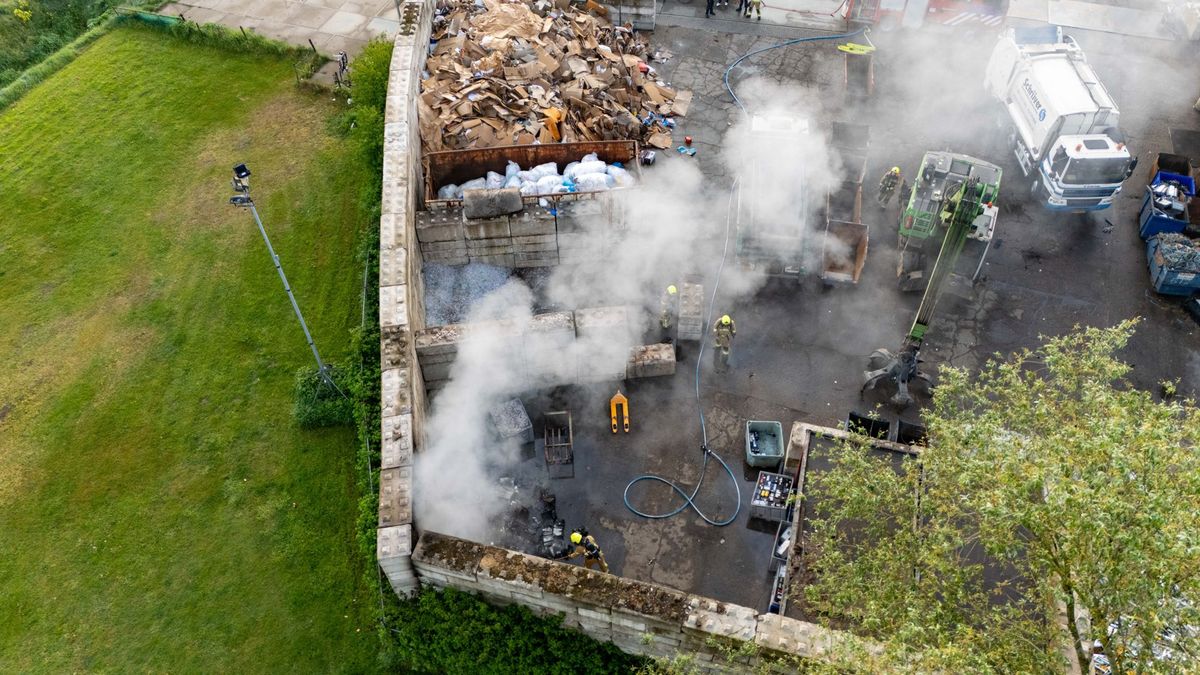 Brand in opslag met accu's bij recyclingbedrijf