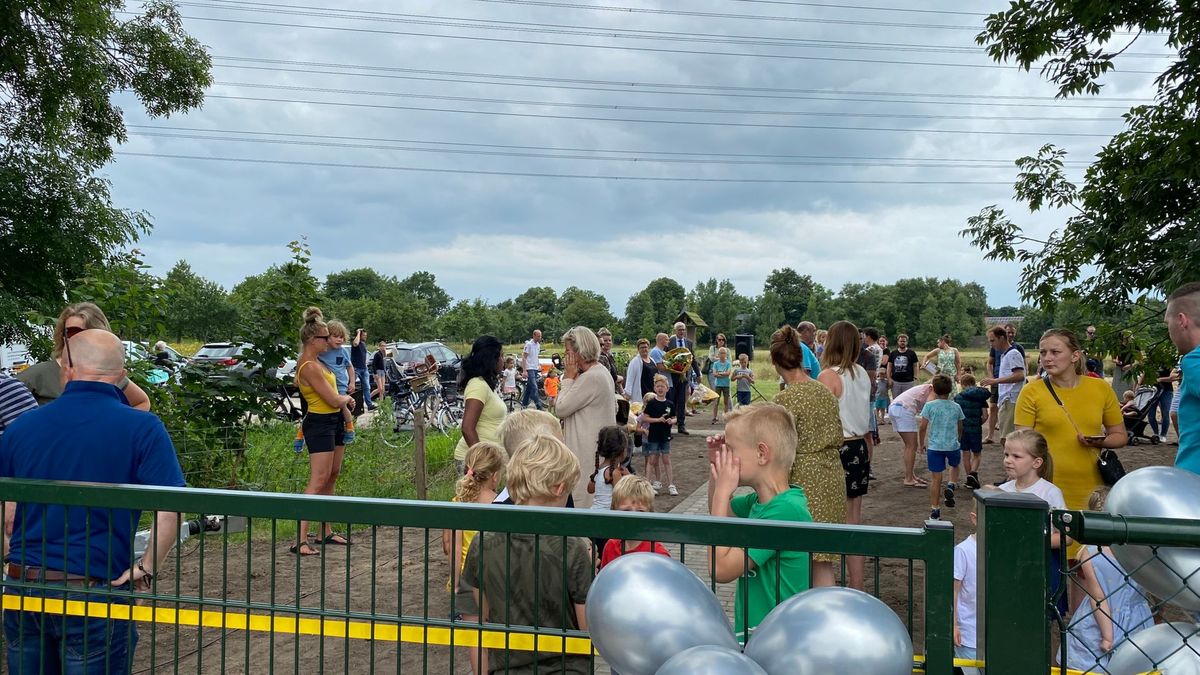 Kinderen stonden in de rij voor opening speeltuin Kloosterveen