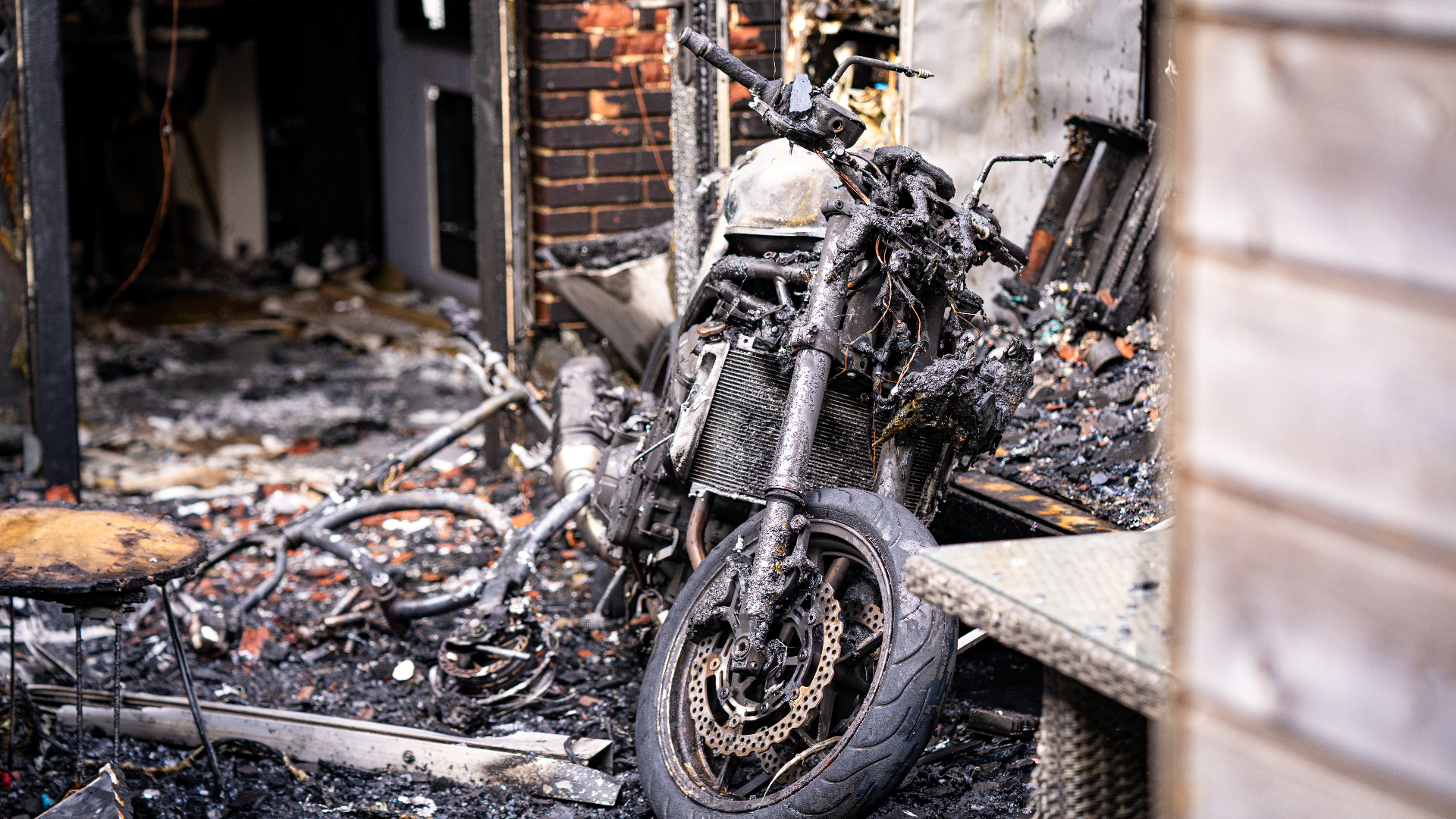De fatbike stond tegen een motor die ook beschadigd is geraakt.