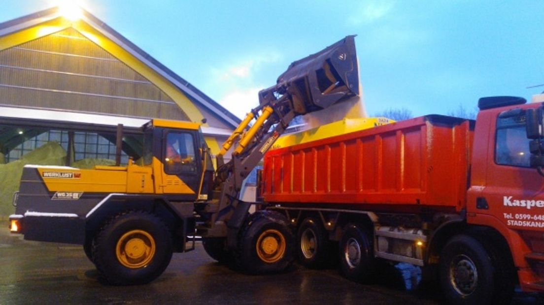 Strooiwagens bestrijden gladheid in Drenthe