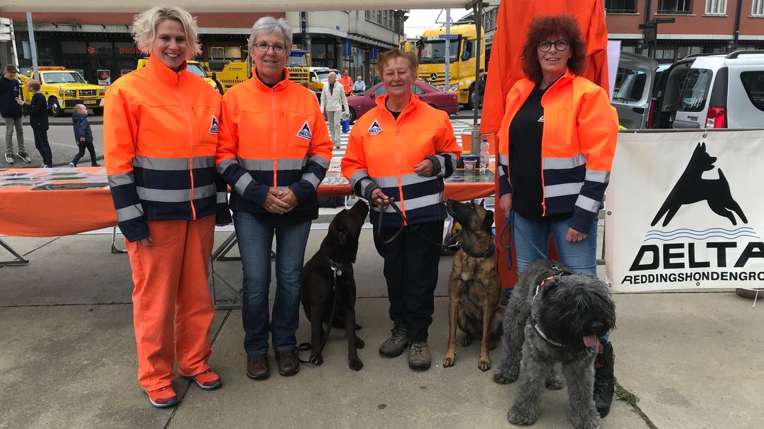 Christa Paauwe (L) en haar collega's van de Delta Reddingshonden Groep