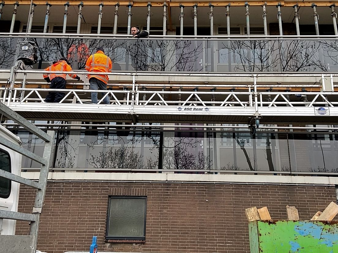 De werkzaamheden zijn deze week gestart aan de flat aan de Zwaluwenlaan in Holy.