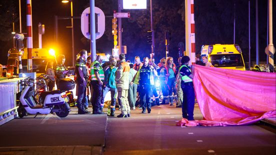 Twee voetgangers doodgereden bij ernstig ongeluk in Rotterdam, bestuurder gevlucht. Twee voetgangers doodgereden bij ernstig ongeluk in Rotterdam, bestuurder gevlucht.