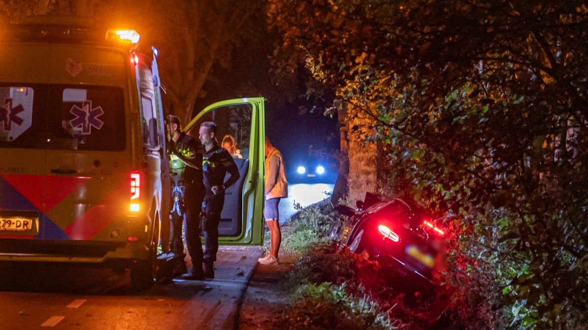 Scooters terroriseren Oosterwolde: diverse aanhoudingen | Auto rijdt bij Bitgummole de sloot in