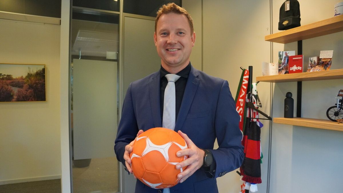 Burgemeester Spoelstra kiest kant tijdens gemeentelijke derby: 'Ik moet het niet van mijn techniek h