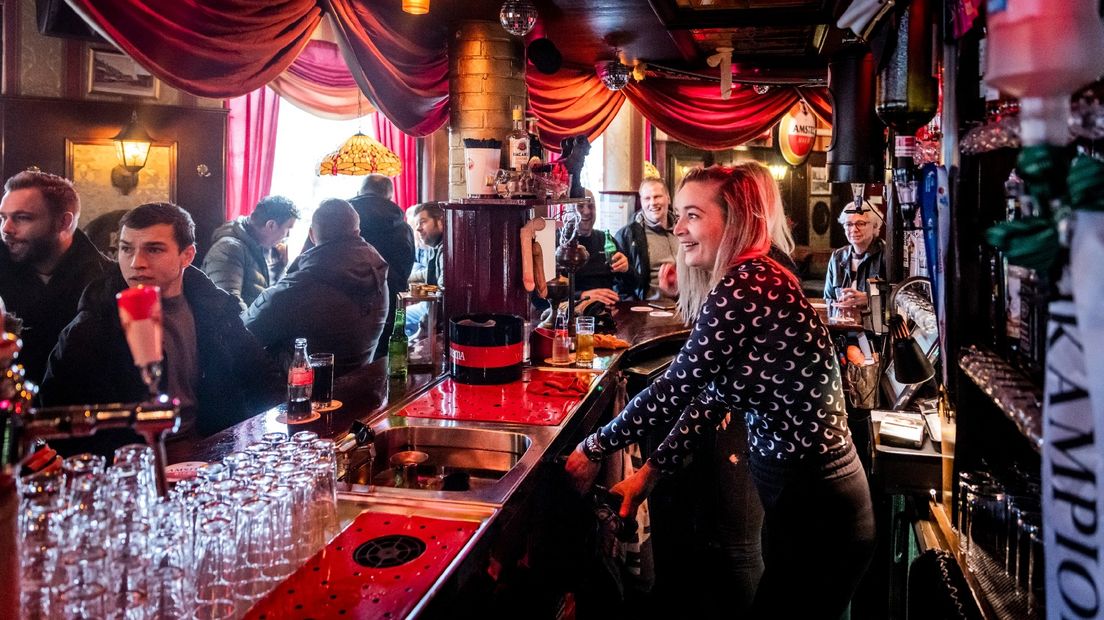 Een café in de binnenstad van Groningen tijdens een eerder coronaprotest
