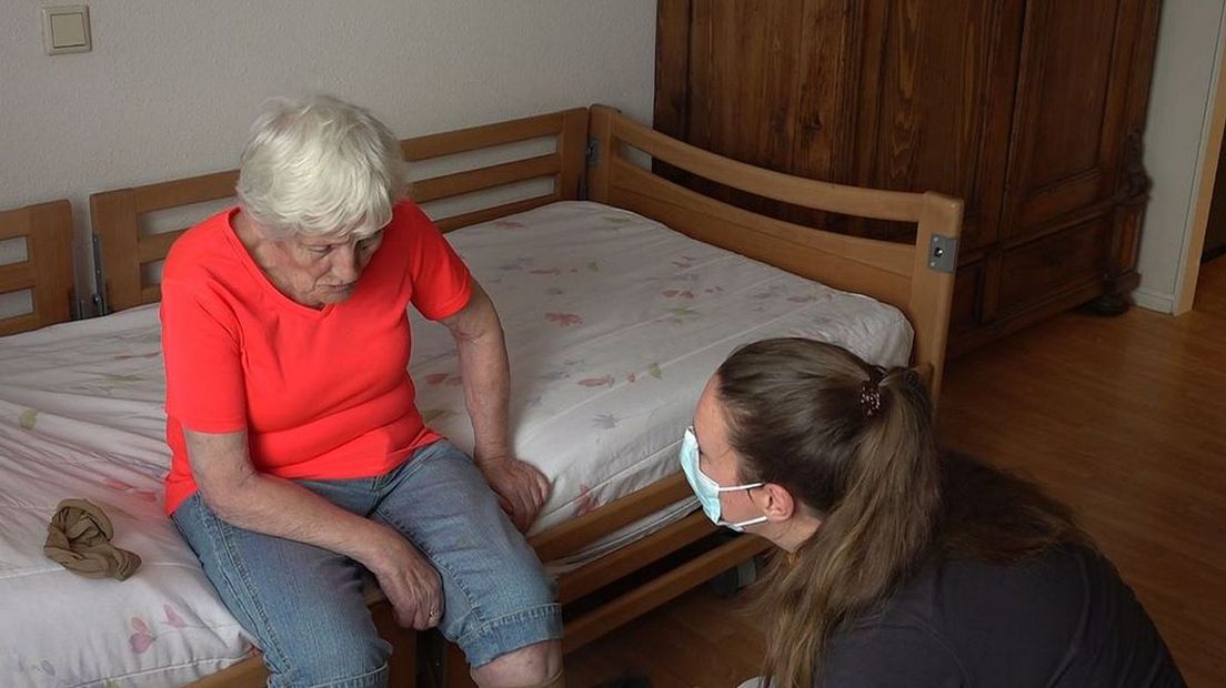 Om besmettingen onder kwetsbare cliënten en het schaarse personeel te voorkomen, zijn mondkapjes weer helemaal terug van weggeweest.