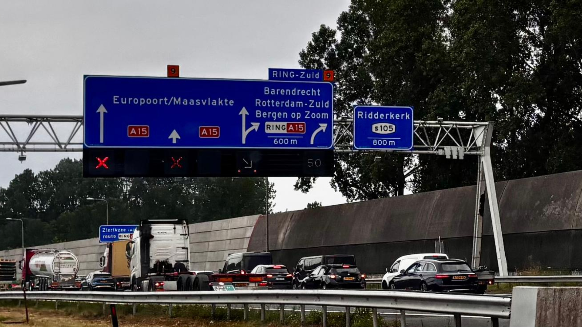 Rode kruizen boven de hoofdrijbaan van de A15 richting Vaanplein