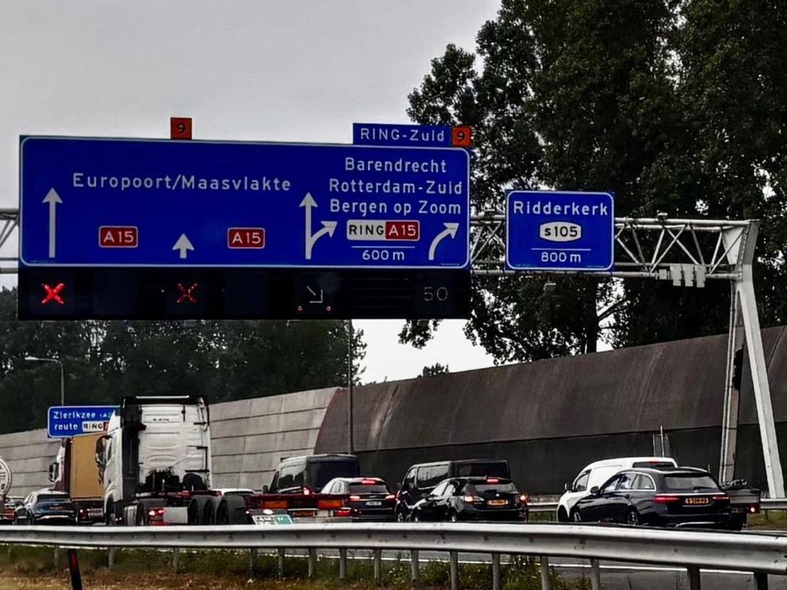 Rode kruizen boven de hoofdrijbaan van de A15 richting Vaanplein