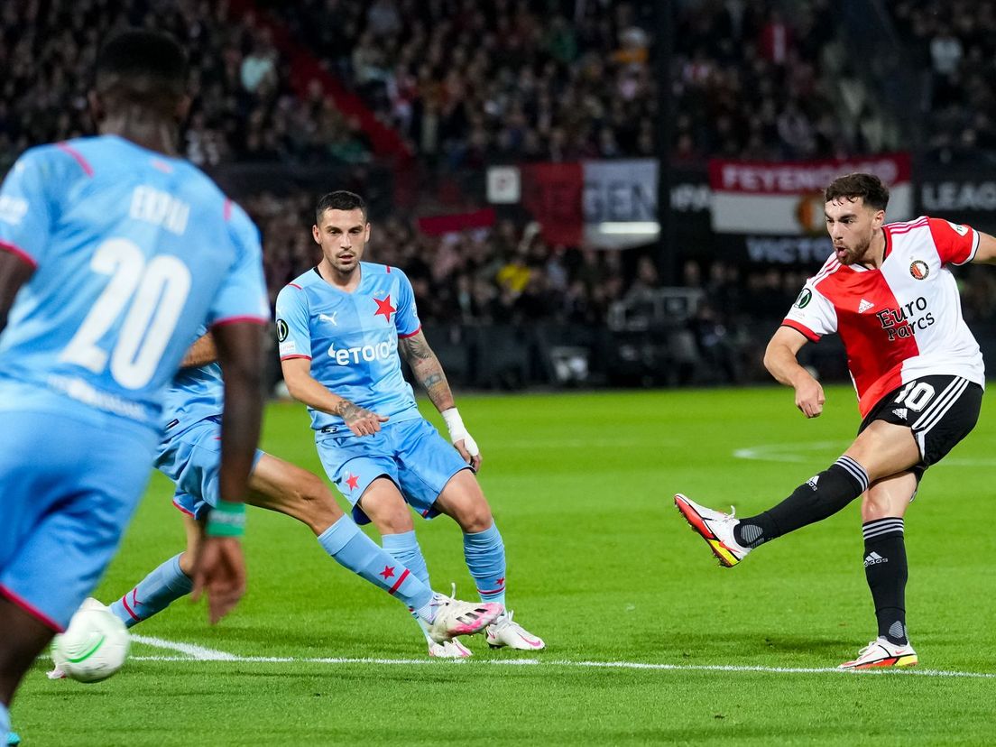 Orkun Kökcü haalt namens Feyenoord uit bij zijn doelpunt tegen Slavia Praag