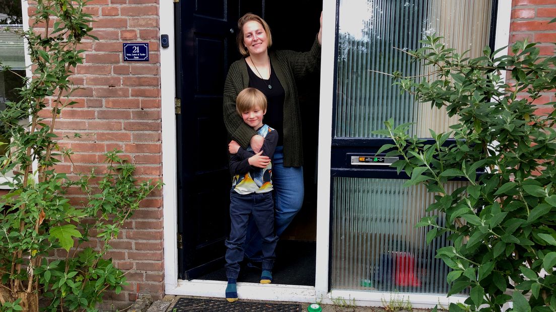 Laura Jans en zoontje Tycho in hun huidige woning in de wijk Selwerd