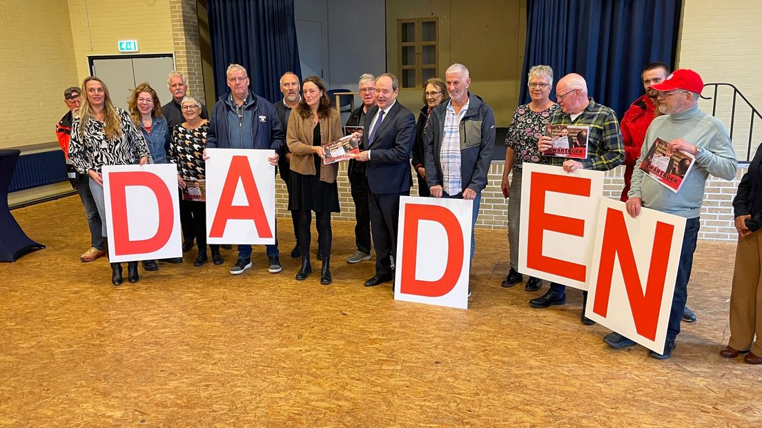 De huurders en SP-leden met staatssecretaris Vijlbrief