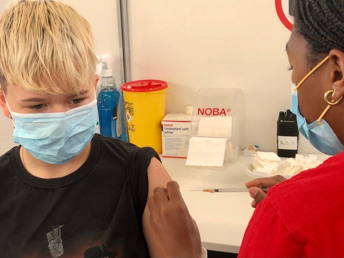 Miljoenste vaccinatieprik in Rotterdam-Rijnmond voor 12-jarige Lily