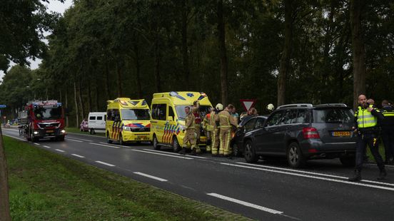 Gewonde bij botsing tussen drie autos op N375. Gewonde bij botsing tussen drie autos op N375.