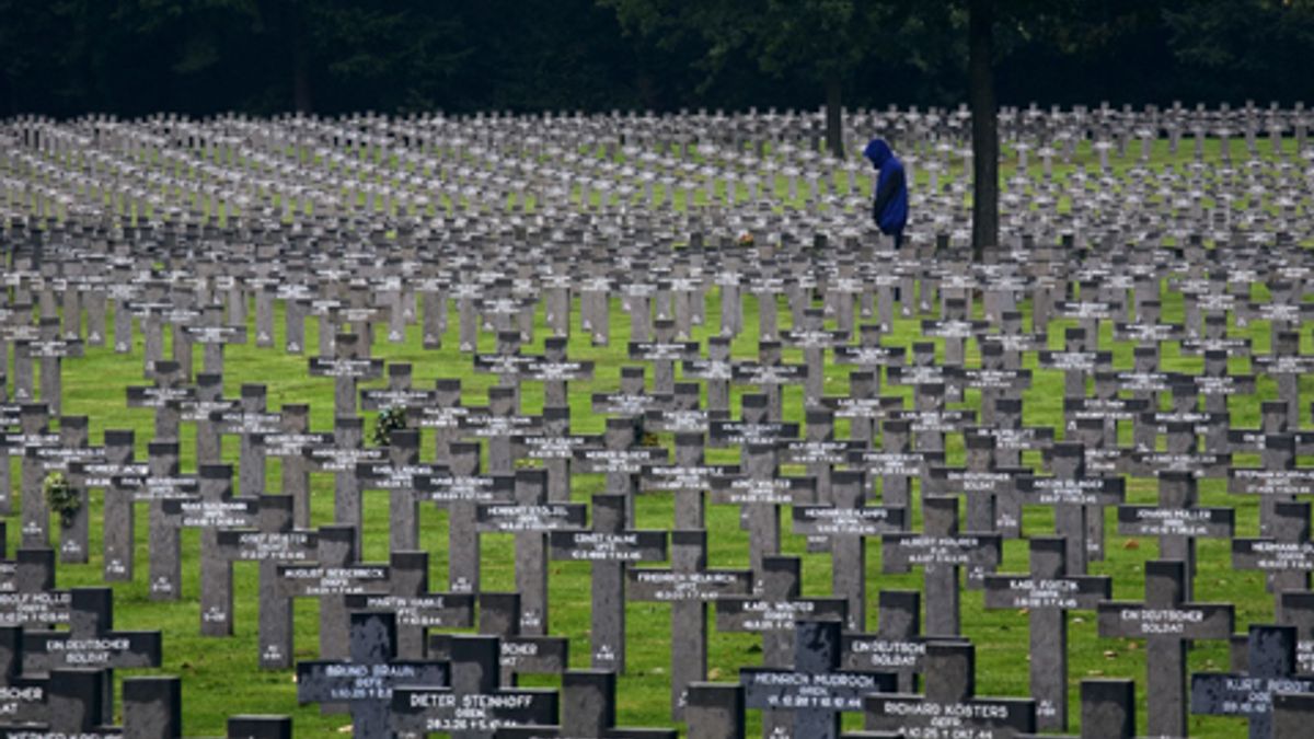 Duitsers herbegraven op kerkhof Ysselsteyn