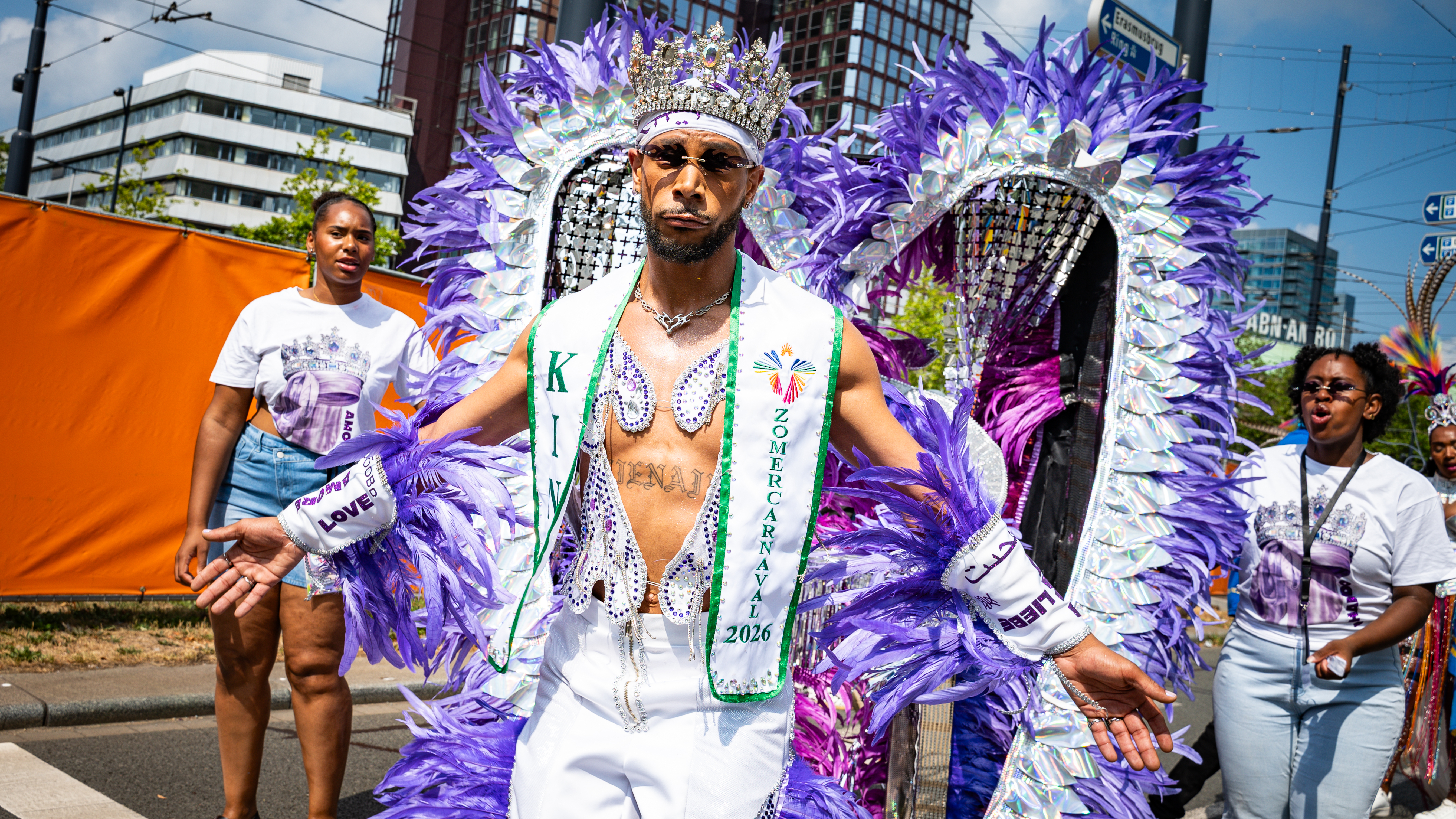 King Shayron Tremus voorafgaand aan de straatparade