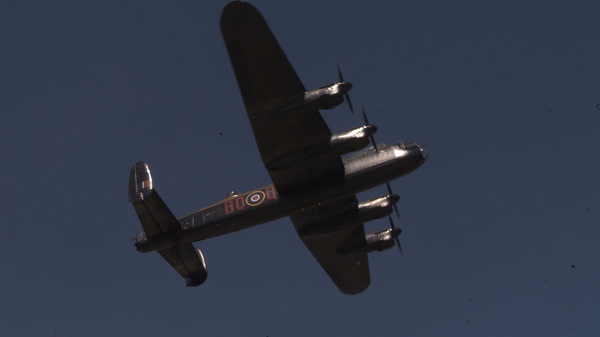 Lancaster bommenwerper vertrokken uit Eelde