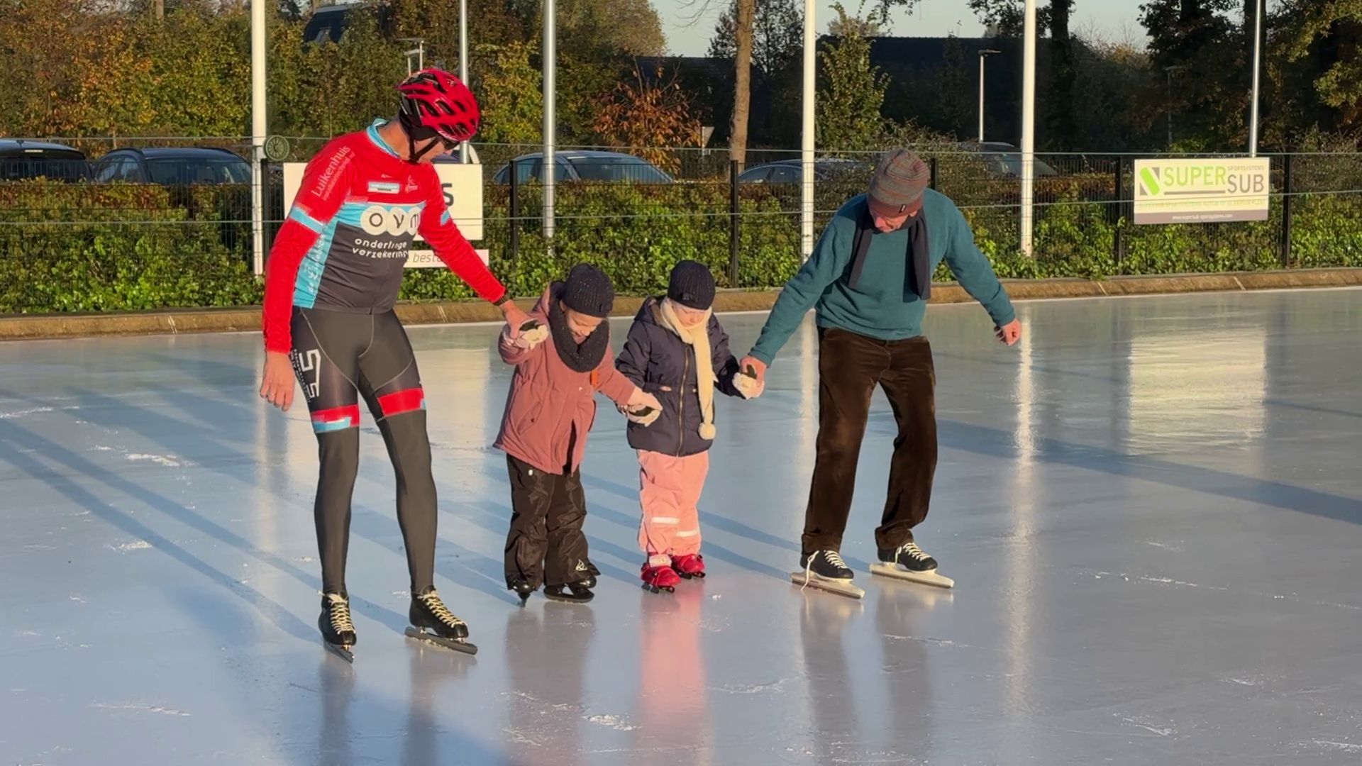 De eerste schaatsers op natuurijs.