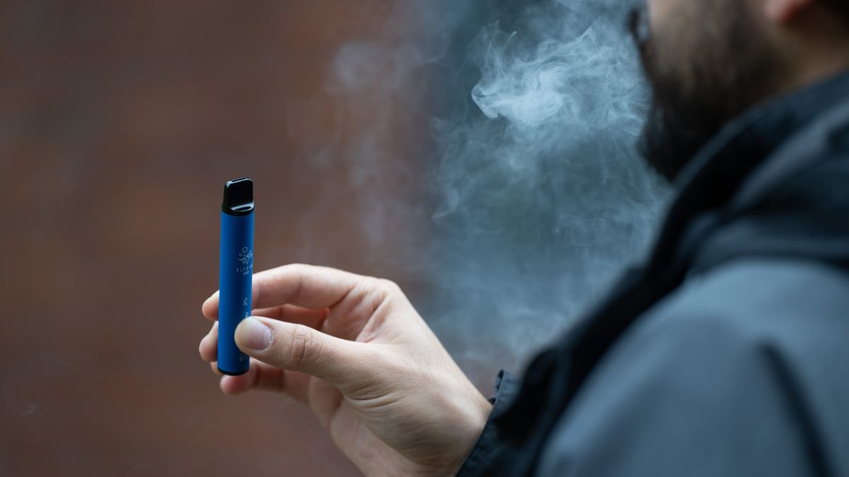 Voor tienduizenden euro's aan sigaretten en vapes aangetroffen in Harlingen | Opnieuw code geel afge