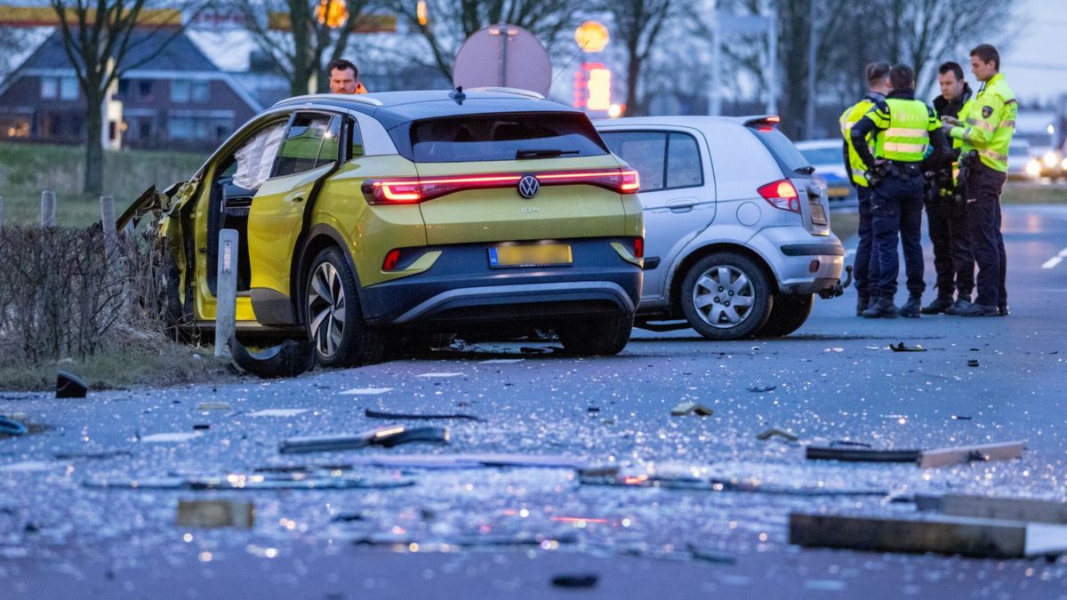 Ongeluk met meerdere voertuigen op de Tsienzerbuorren (N354) bij Reduzum