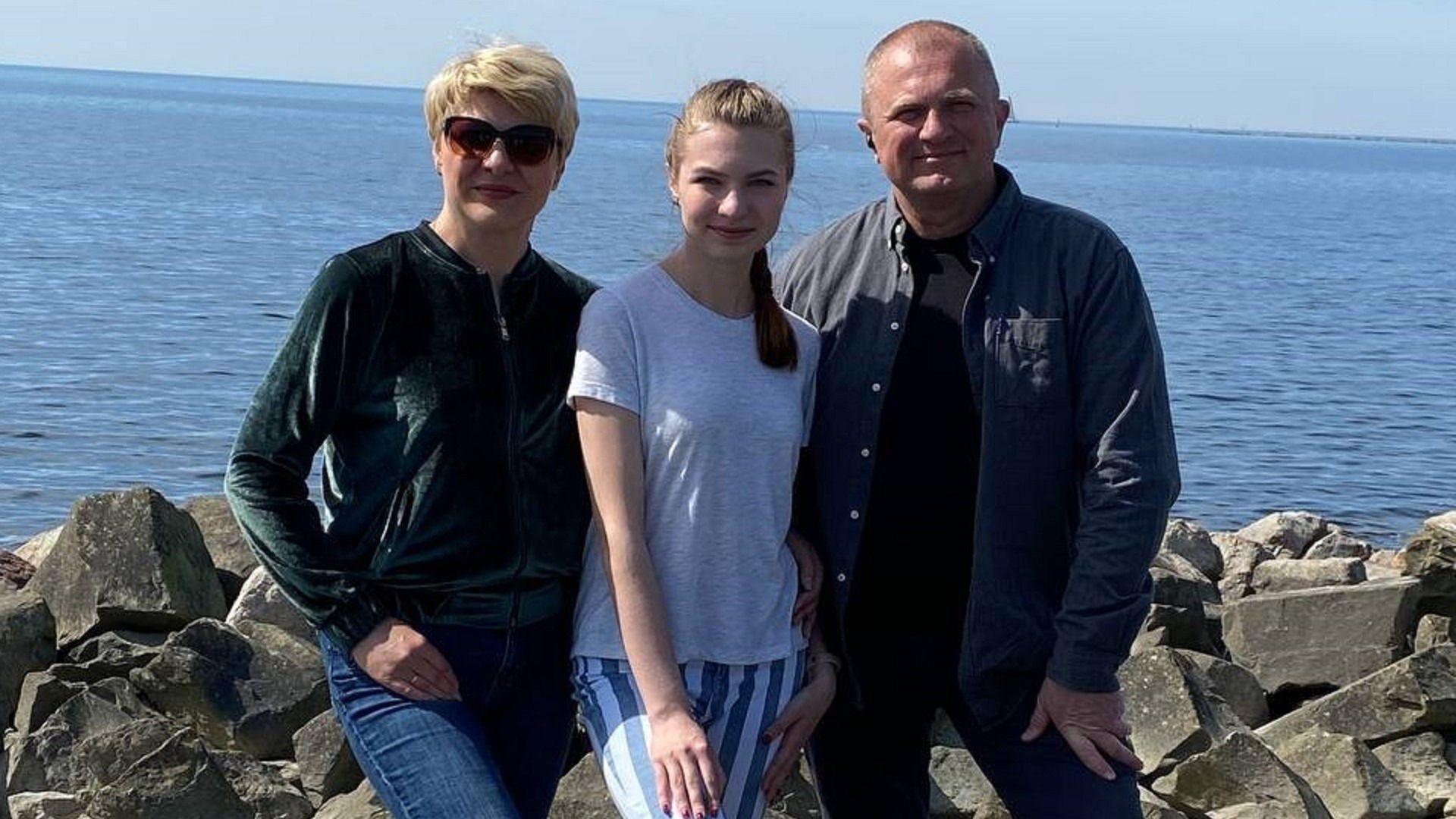 Oekraïense familie van Dariia bij de zee in Nederland